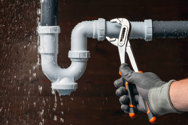 Professional Emergency Plumber technician working in Broaddus, TX